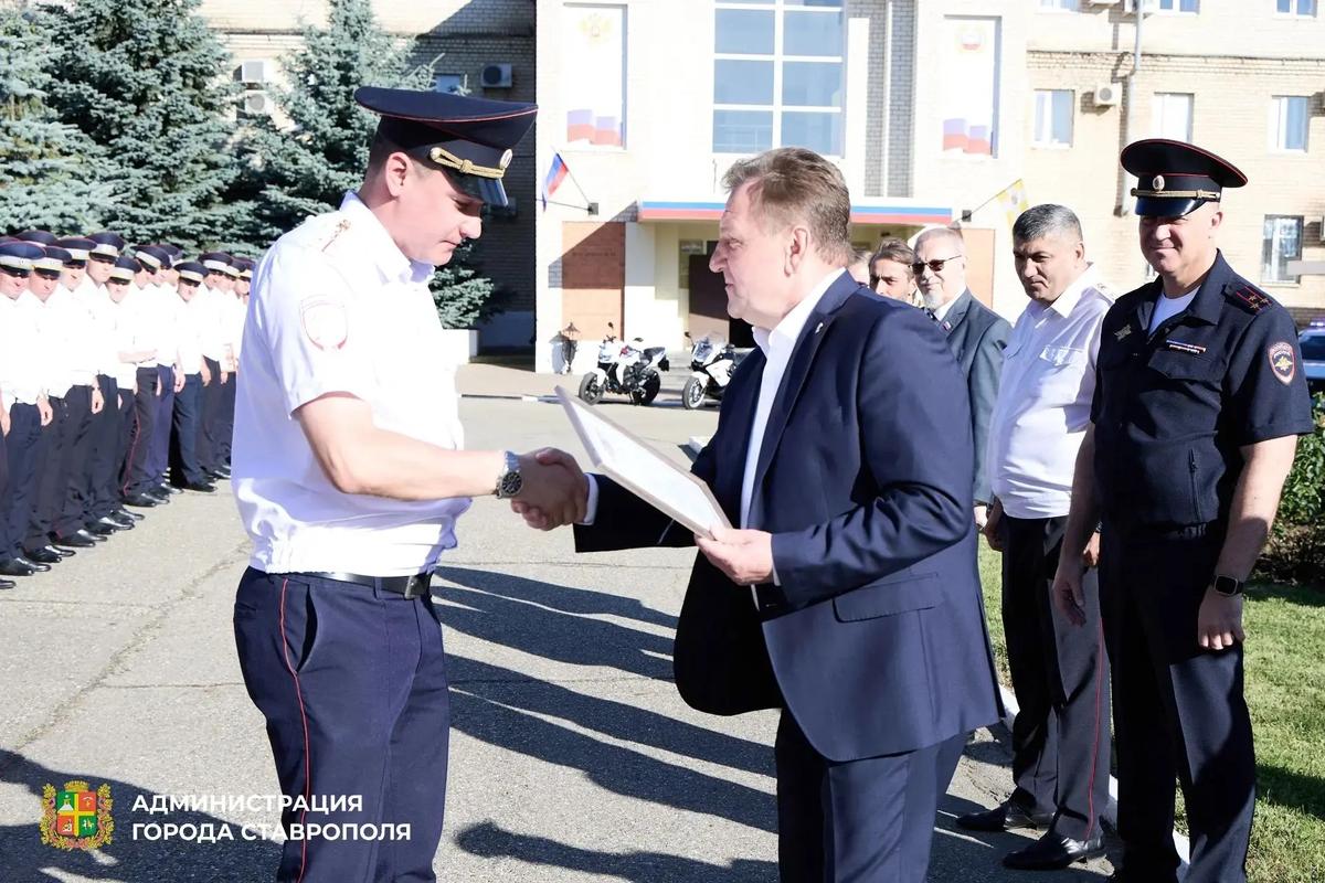 Глава Ставрополя вручил награды сотрудникам Госавтоинспекции в праздник