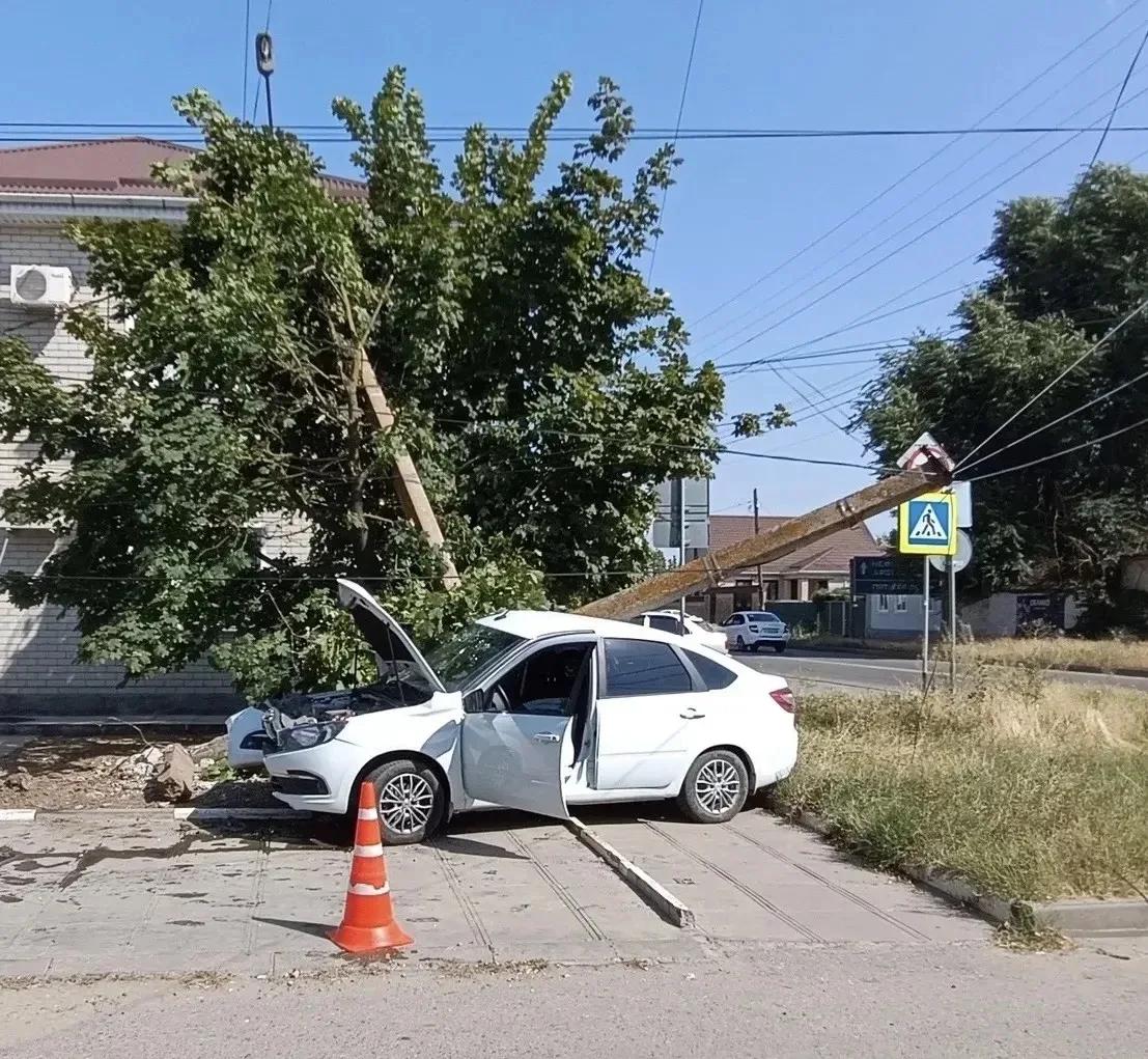 В Буденновске начинающий водитель врезался в опору ЛЭП