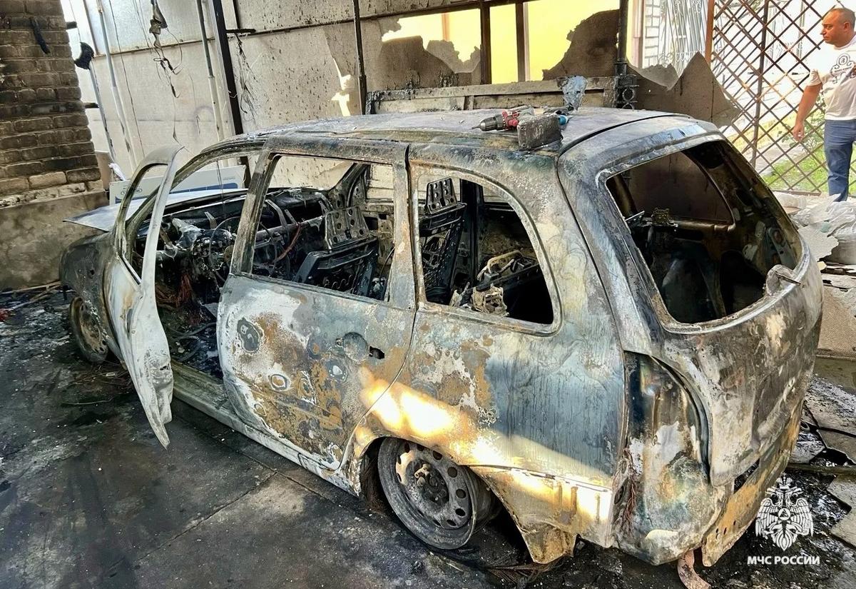 Автомобиль, хозпостройку и дом охватил пожар в поселке Змейка