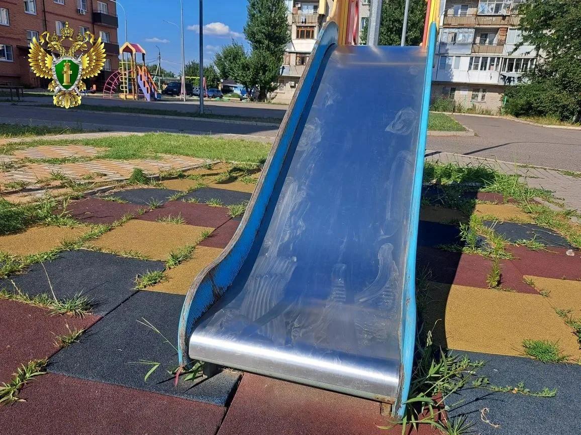 Детскую площадку в Георгиевске сделали безопасной после травмирования ребенка