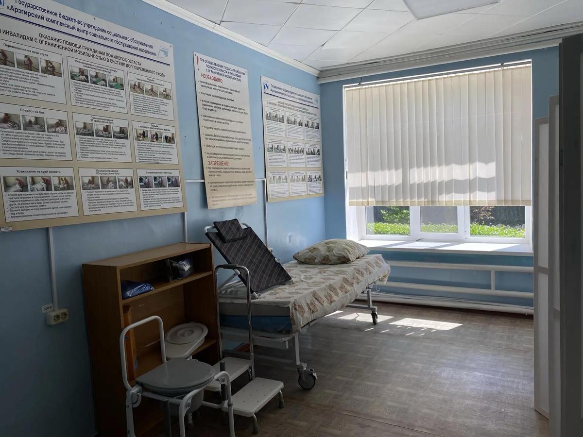 В «Школе ухода» на Ставрополье родные инвалидов и пожилых изучают азы помощи