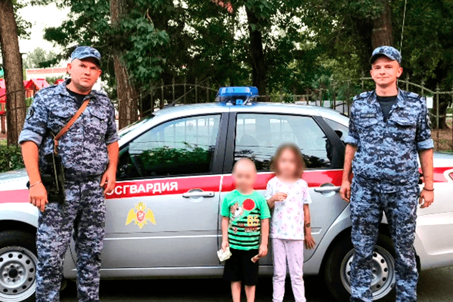 В Зеленокумске росгвардейцы вернули потерявшихся детей родителям