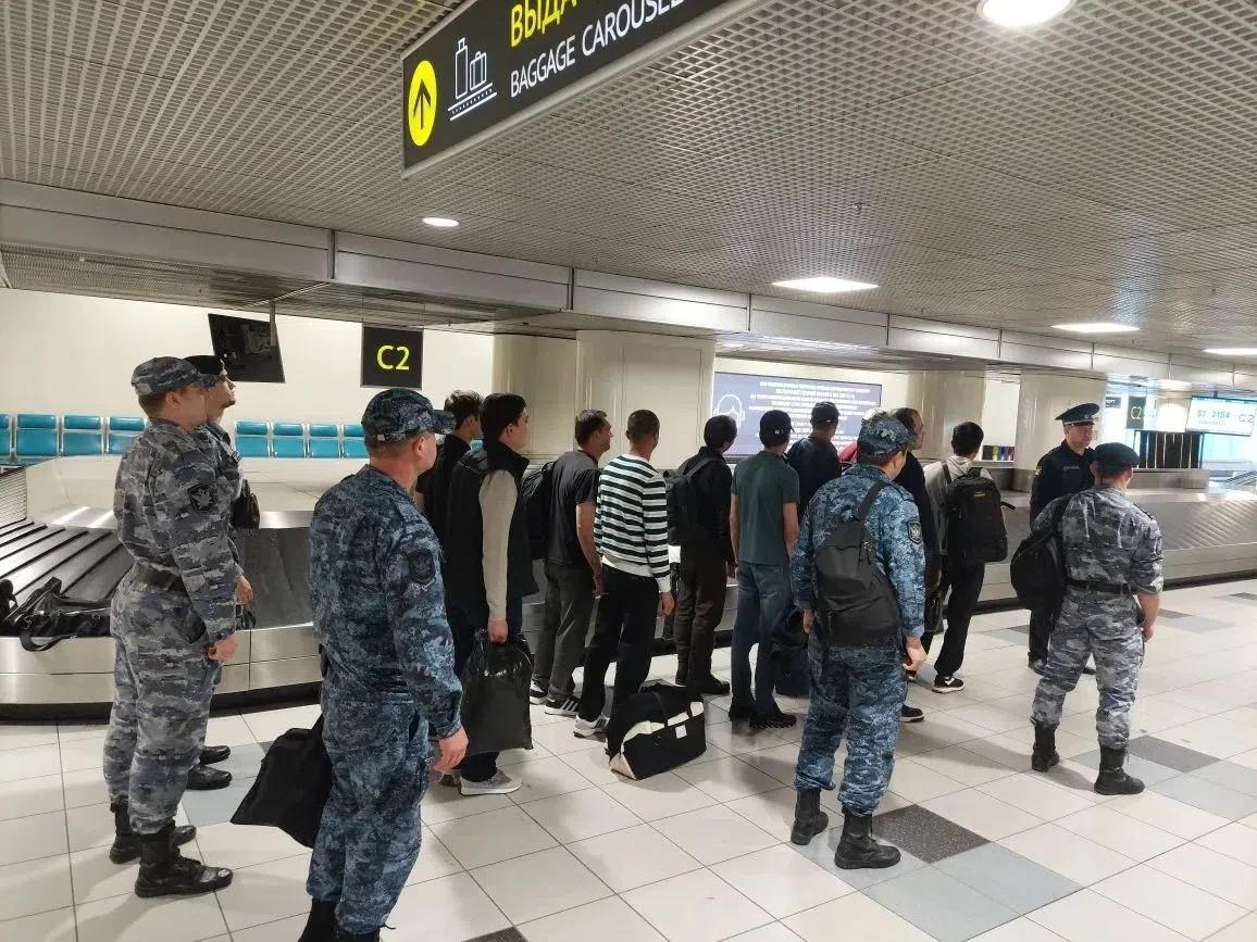Приставы выдворили из Ставрополья 10 уроженцев Туркменистана за нарушения