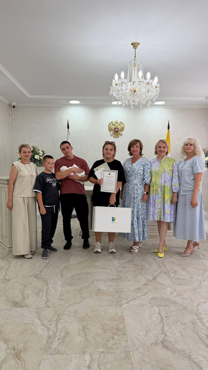 В Кировском округе новорожденные получили ста подарочных наборов