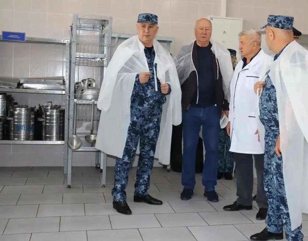 Колонии в Краснокумском и Зеленокумске проверили правозащитник и начальник УФСИН