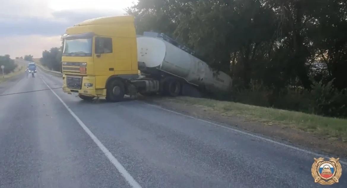 На Ставрополье автоинспекторы помогли вытащить большегруз из кювета