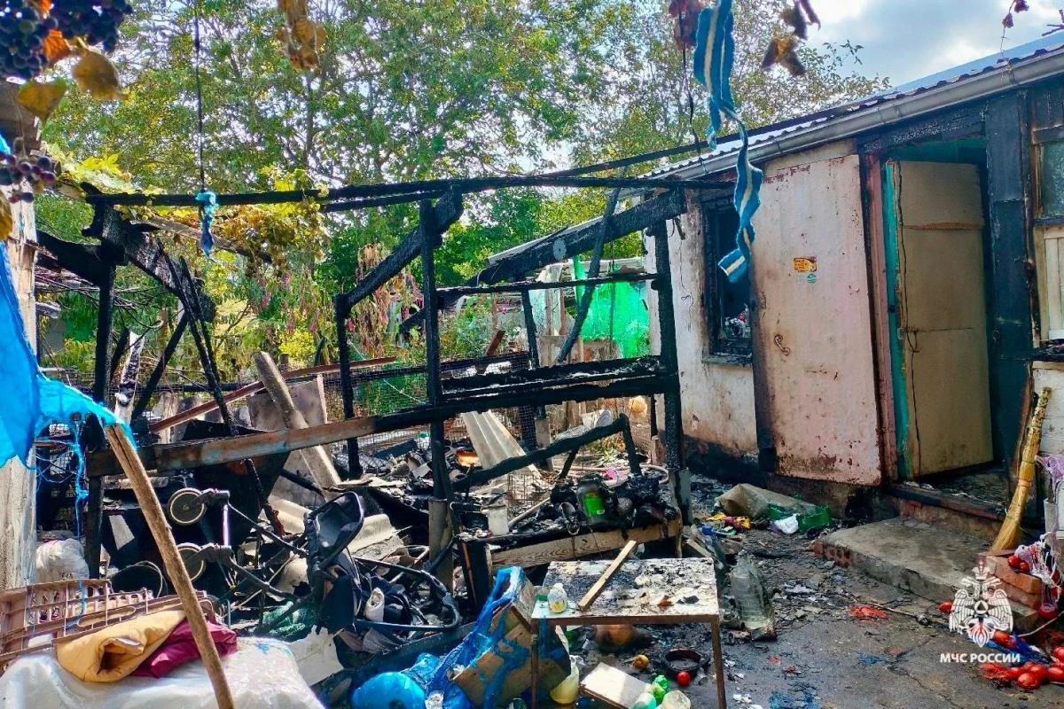 В селе Минераловодского округа вспыхнул навес возле жилого дома