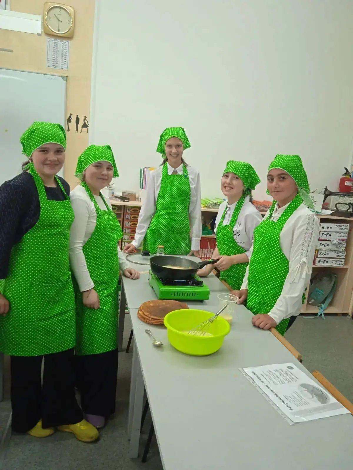 Пятиклассники села Надежда на «яблочном» уроке попробовали фрукты нового урожая