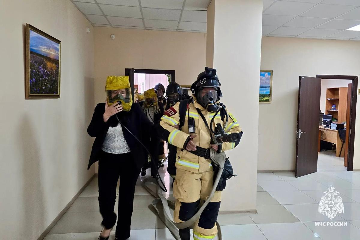 В Ставрополе сотрудники МЧС спасали людей и тушили пожар в краевом суде