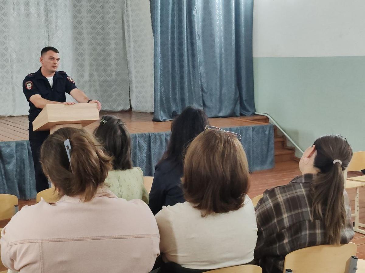 С родителями школьников Кировского округа пообщались полицейские