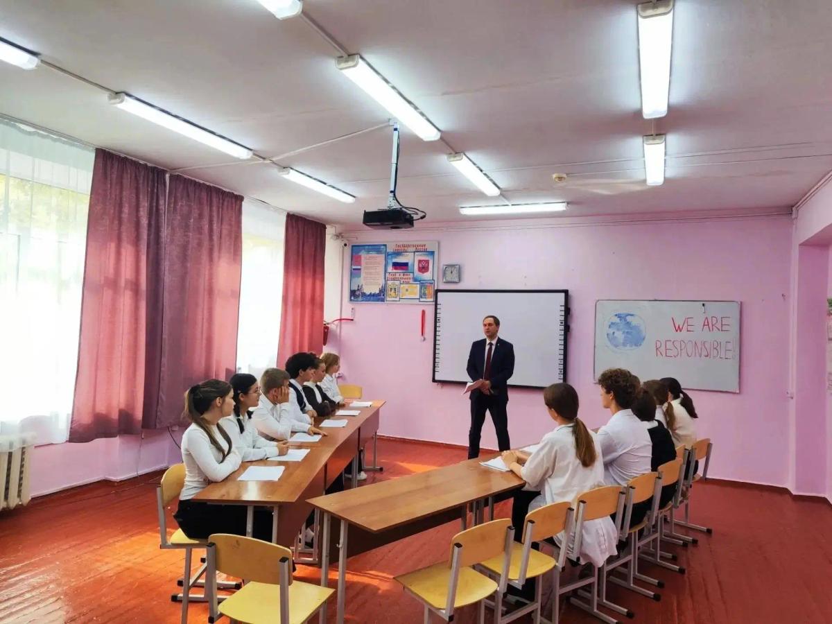 Открытый урок ко Дню отца прошёл в школе Андроповского округа