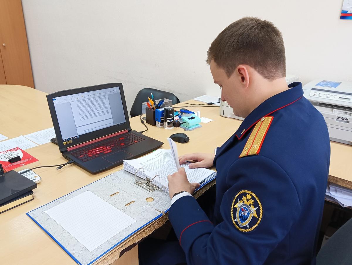 В Александровском округе подросток продал две карты родственников из корысти