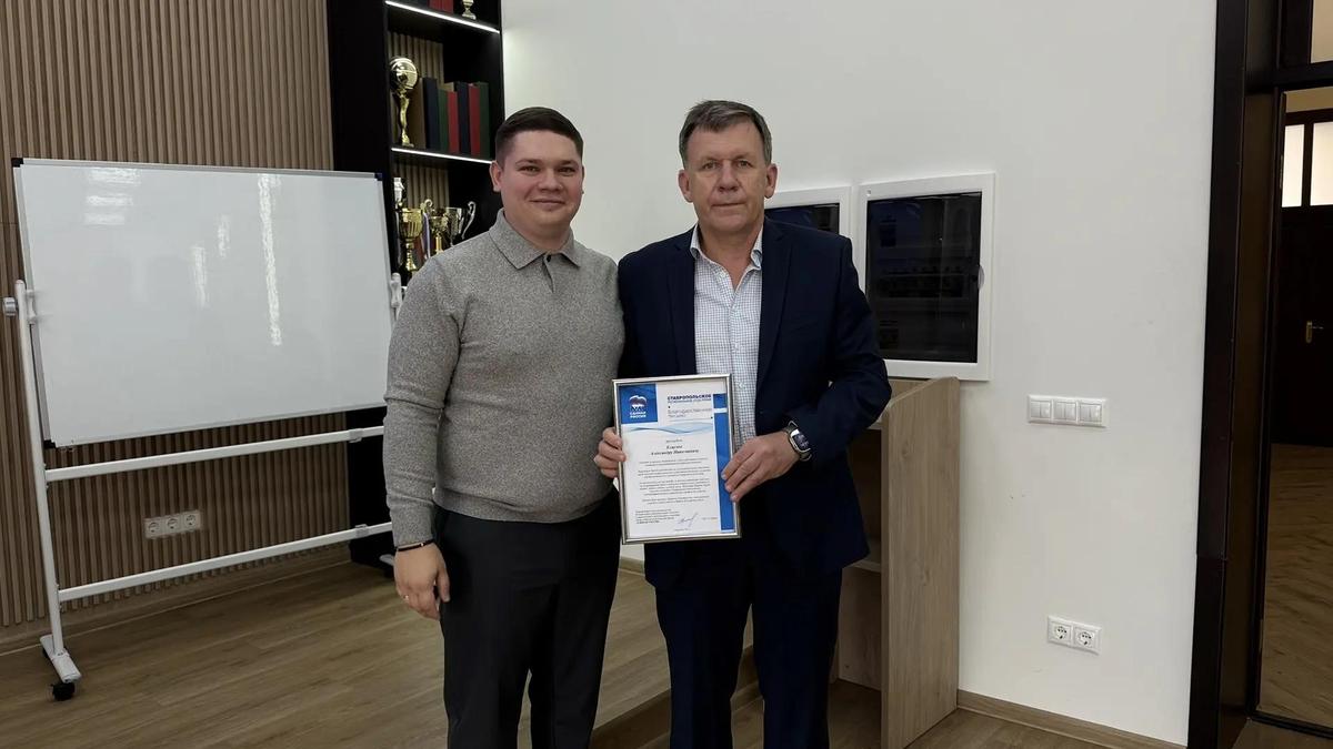 В Ставрополе депутат гордумы Алексей Зимин поздравил заслуженного педагога