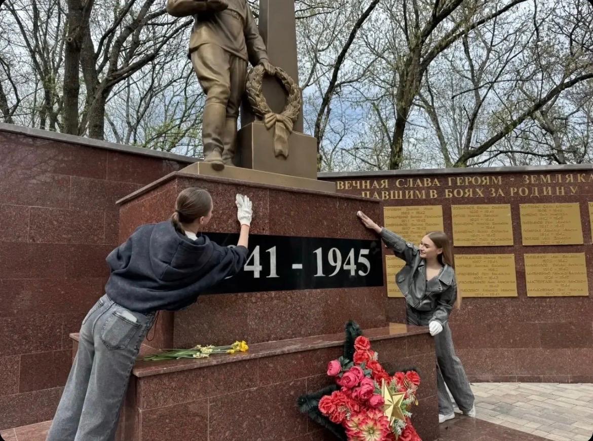 В Иноземцево волонтеры очистили территорию мемориала «Вечный огонь»
