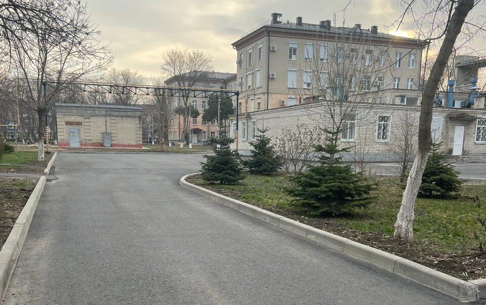 В Невинномысске заасфальтировали территорию горбольницы