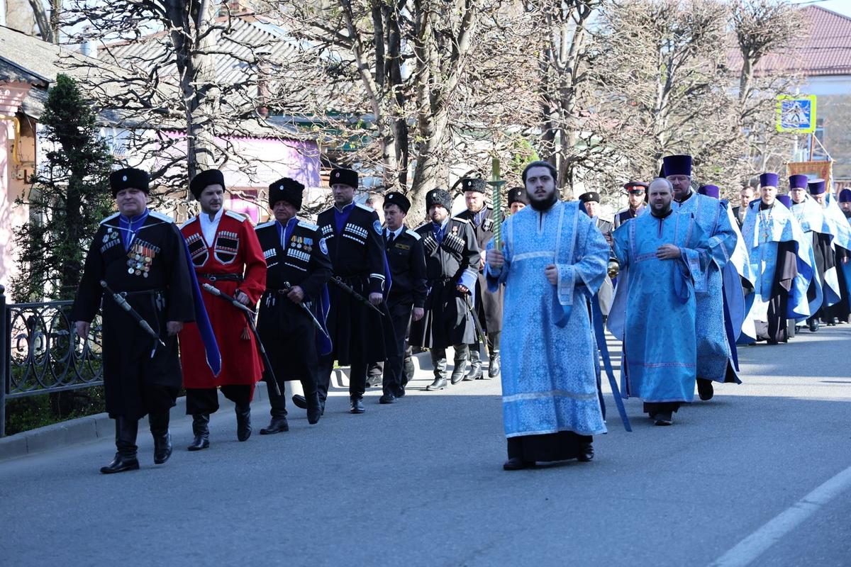 По улицам Ставрополя прошёл крестный ход с освященным в Иерусалиме крестом