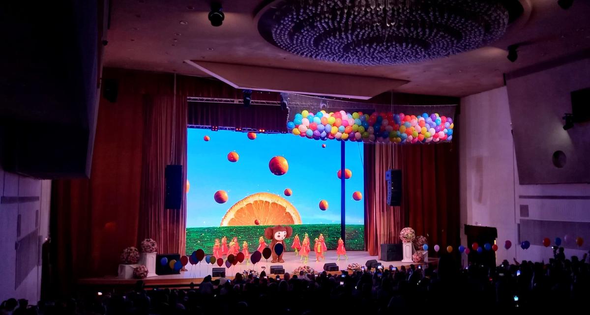 Чебурашка радовал детей на фестивале в ДДТ Ставрополя