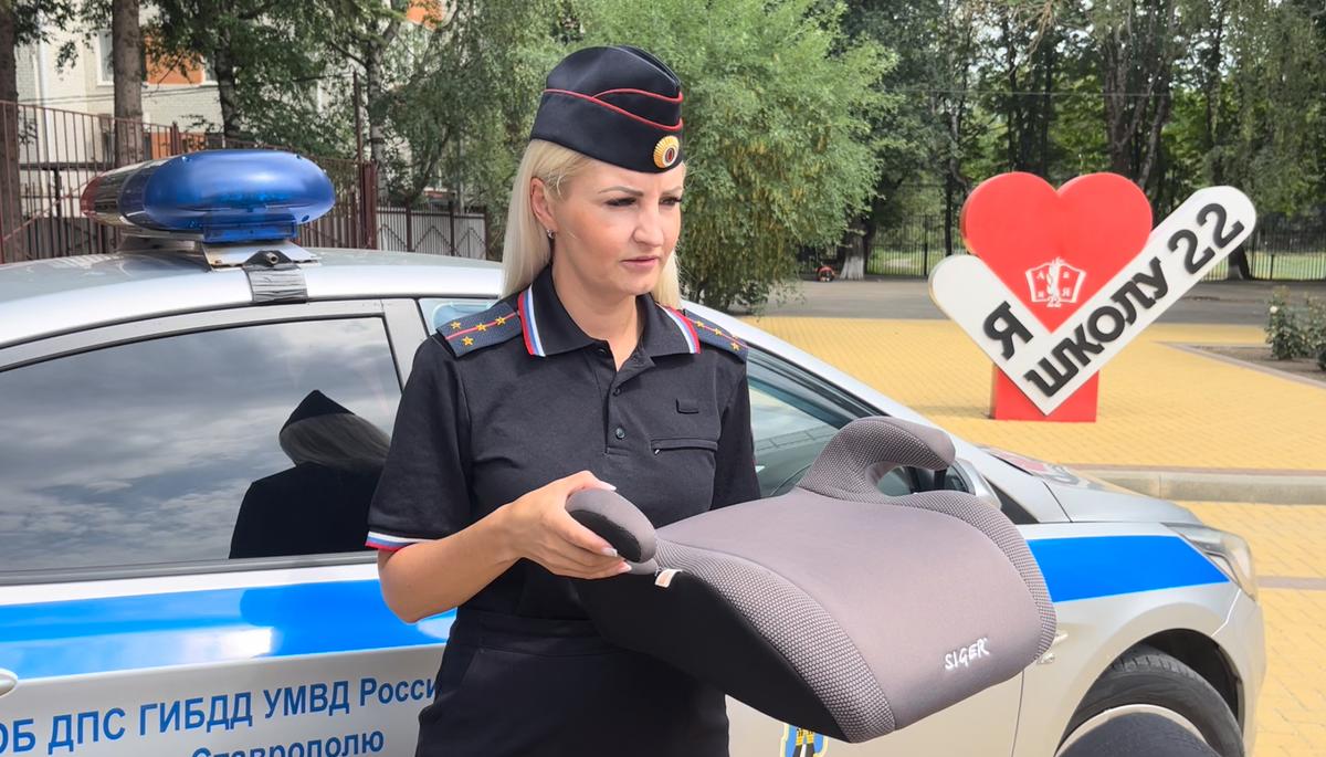 Ставропольский «Дядя Степа» проводит занятие для детей по ПДД