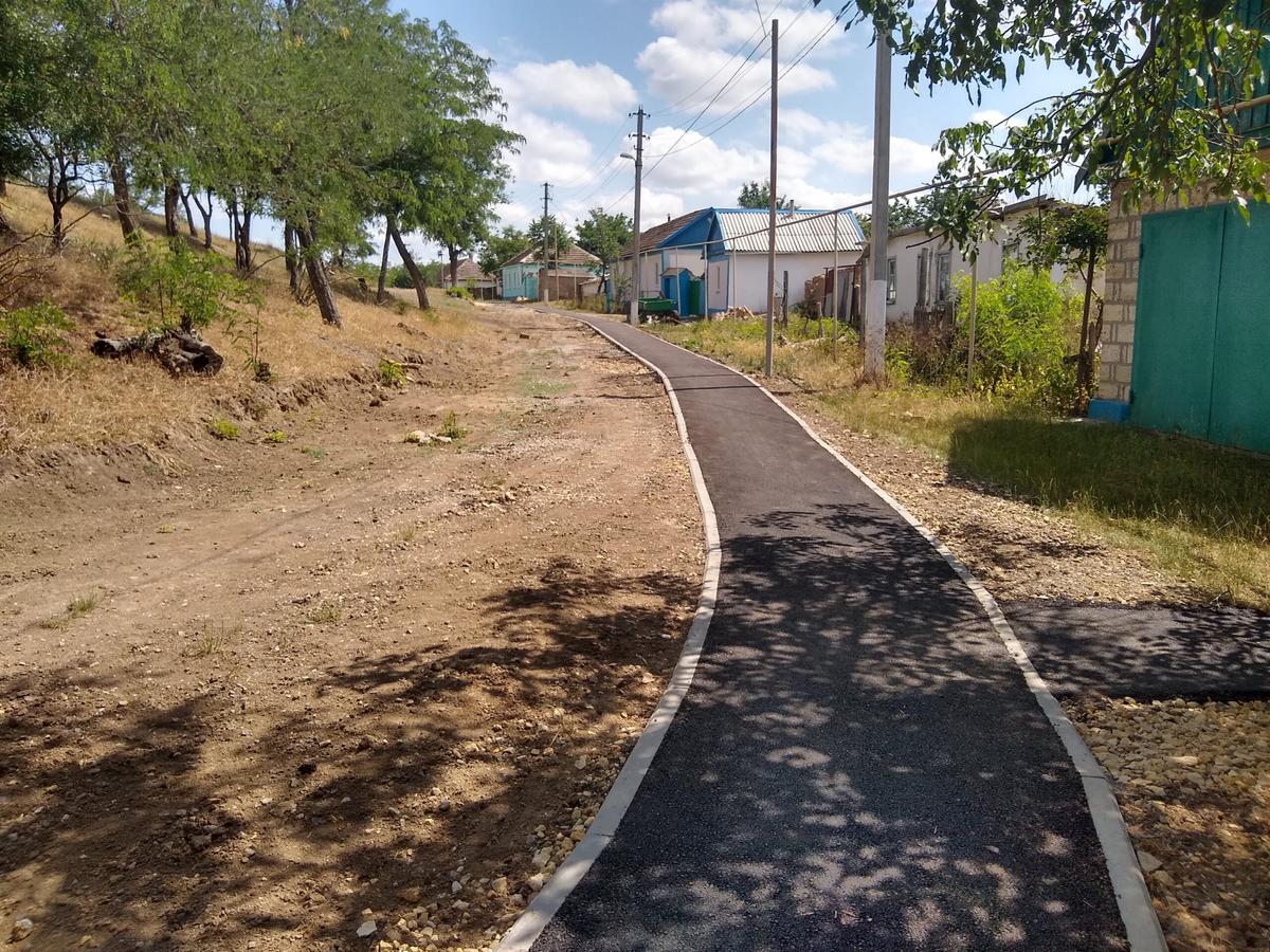 По улице Советской в селе Ореховка Петровского округа сделали новый тротуар