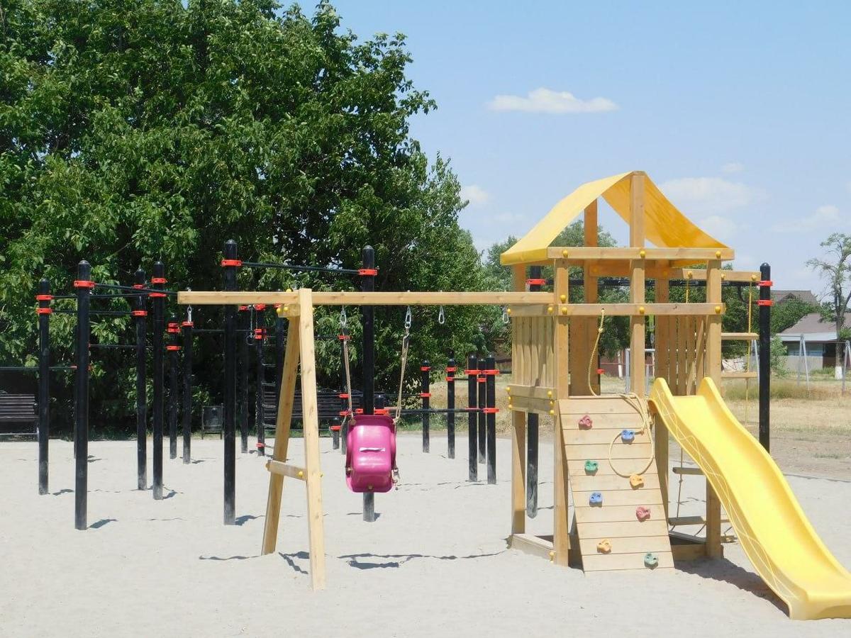 В Зеленокумске рядом со школой обустроили универсальную спортплощадку
