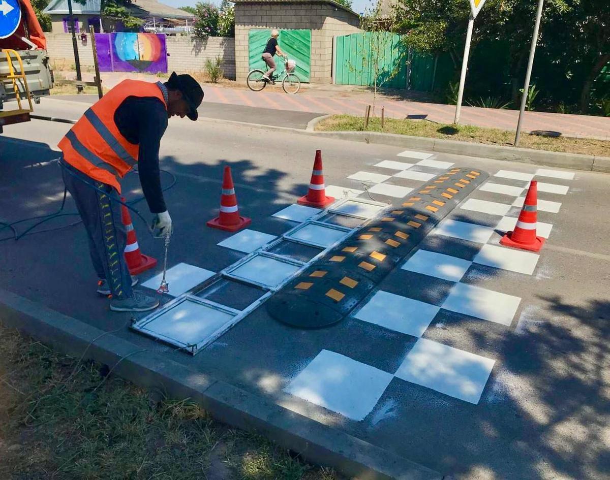 В Кировском округе около школ обновили пешеходные переходы