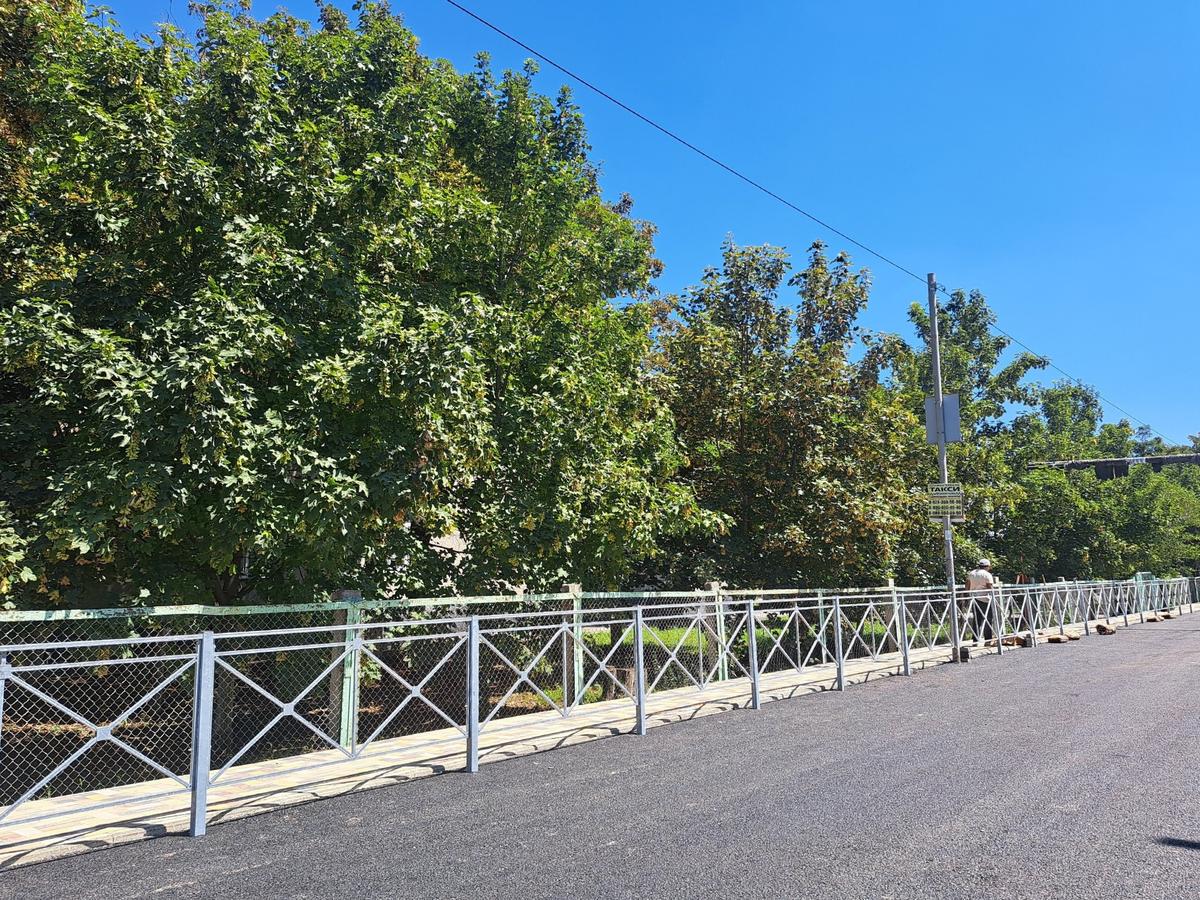 В Кочубеевском заканчивают ремонтировать дорогу около местной школы