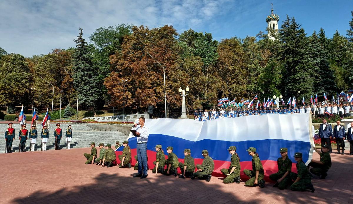 В Ставрополе впервые прошла масштабная акция ко Дню флага