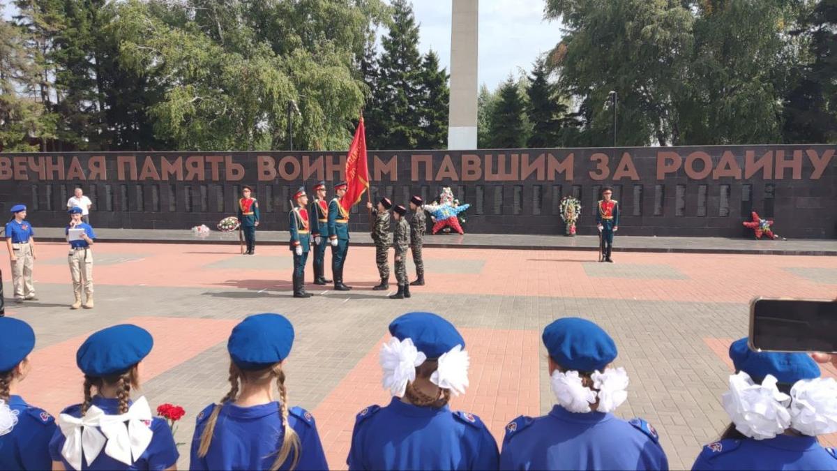 Юнармейцы в Михайловске у Огня Вечной Славы открыли Вахту памяти на Посту 1