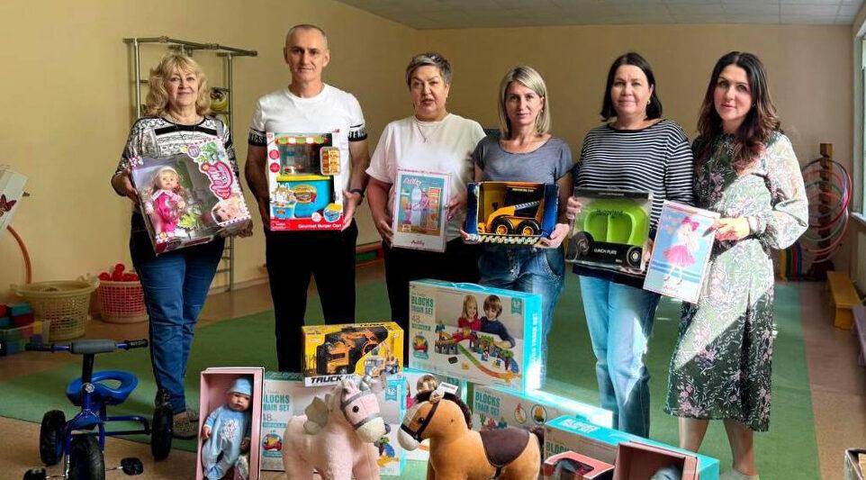 Депутат Ставропольской городской Думы Александр Резников и благотворительный фонд «Жить с мечтой» вручили подарки детям