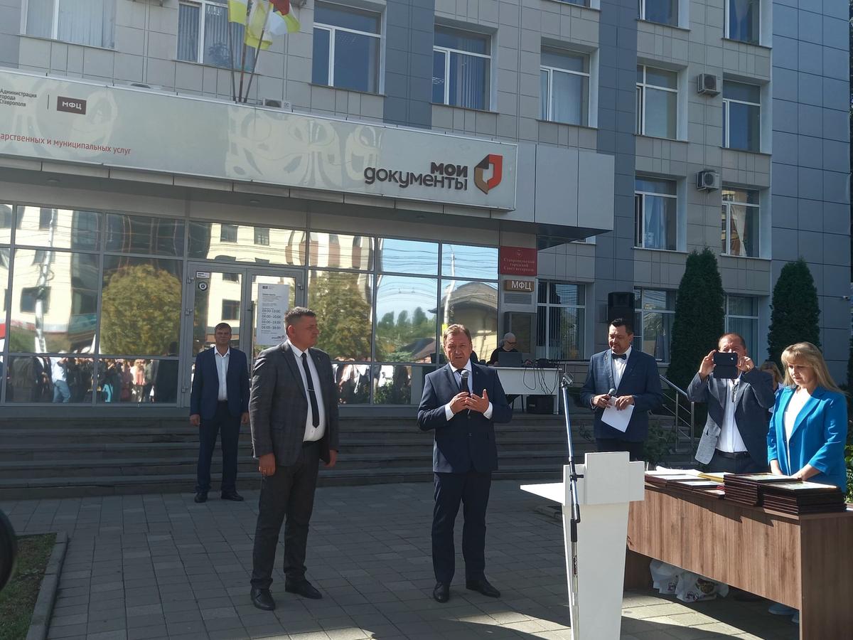 Иван Ульянченко поздравил с днём рождения Ленинский район города Ставрополя