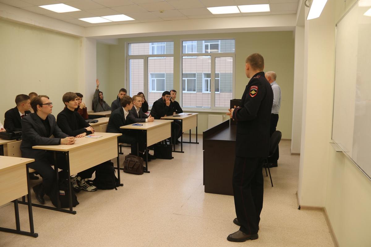В СКФУ полицейские провели со студентами встречу в честь Дня защиты информации