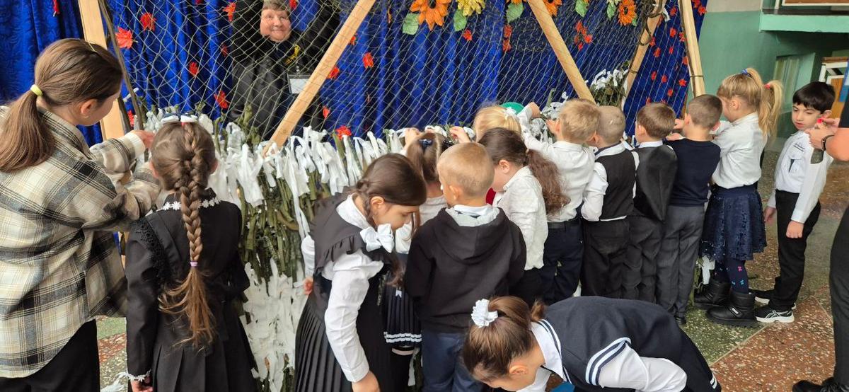 Дети Кировского округа плетут маскировочные сети для бойцов СВО