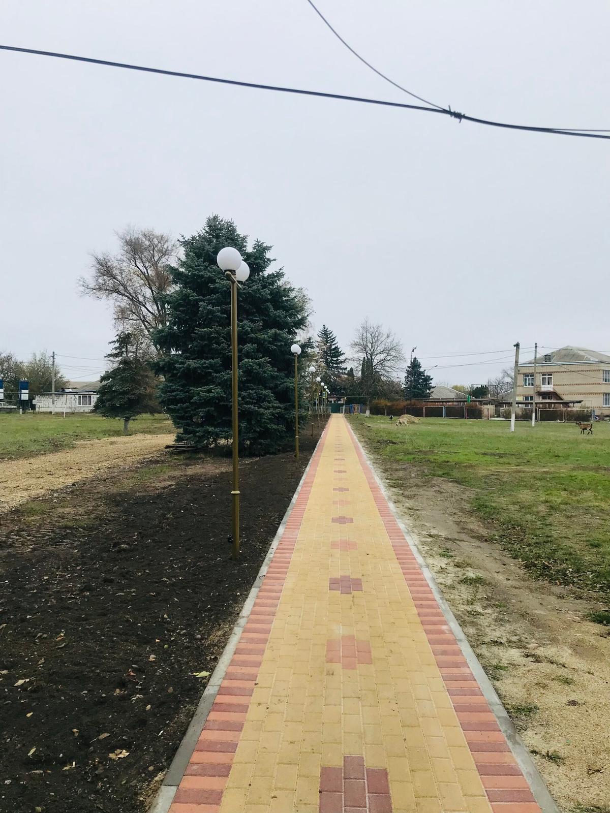 Вместо народных тропинок в поселке Равнинном благоустроили тротуары с освещением