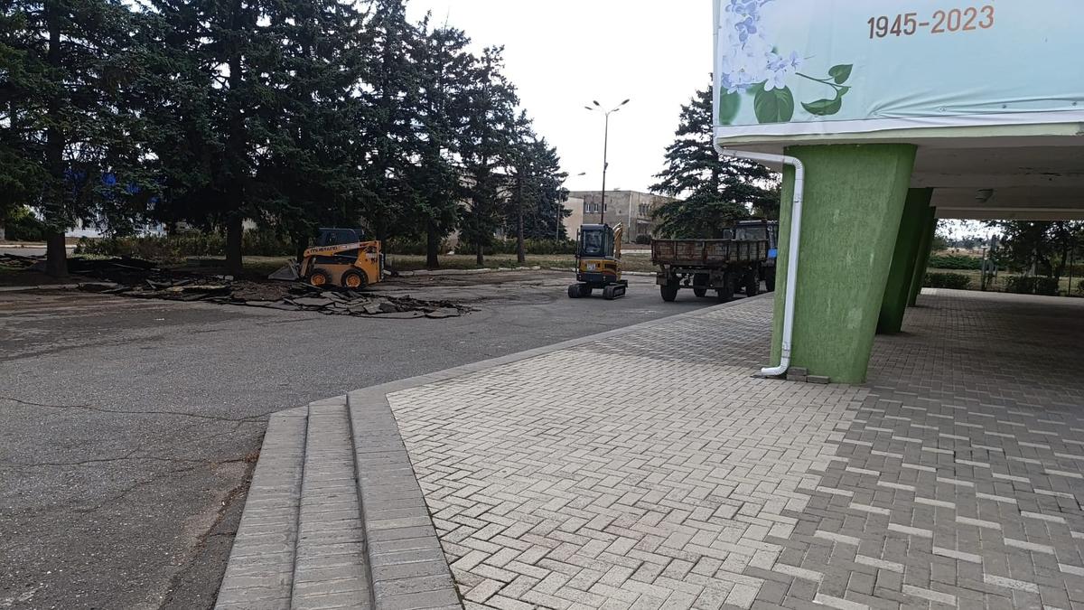 Для более 1300 жителей Большевика благоустроили площадь перед Домом культуры
