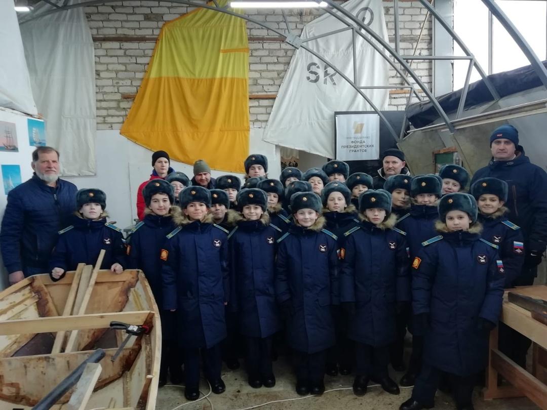 Наши парусные лодки спорят с ветром и волной