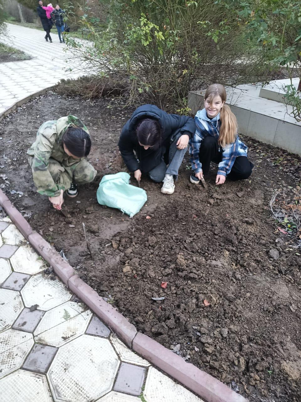 Ставропольские казачата украсили клумбы