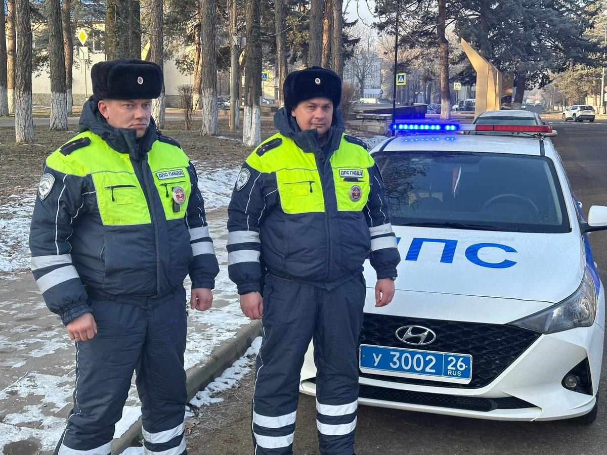 Лермонтовские автоинспекторы эвакуировали многодетную семью из горящего дома