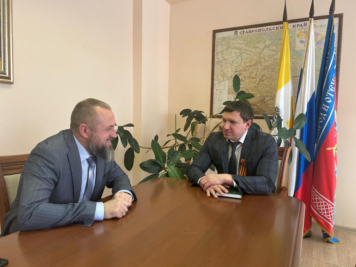 В миннаце Ставрополья прошла встреча с атаманом Терского казачьего войска