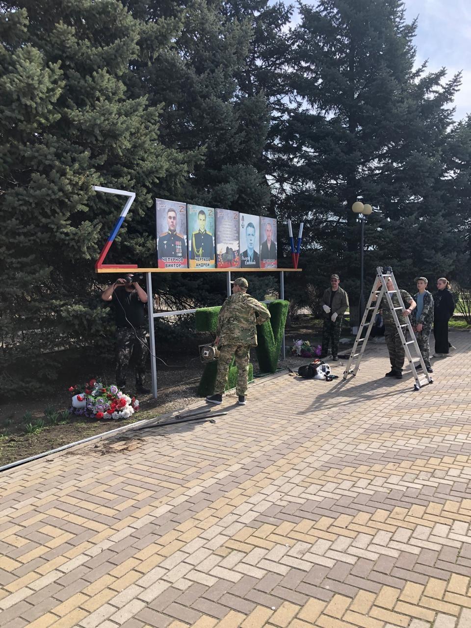 В Георгиевском округе казаки установили стойки с портретами героев СВО