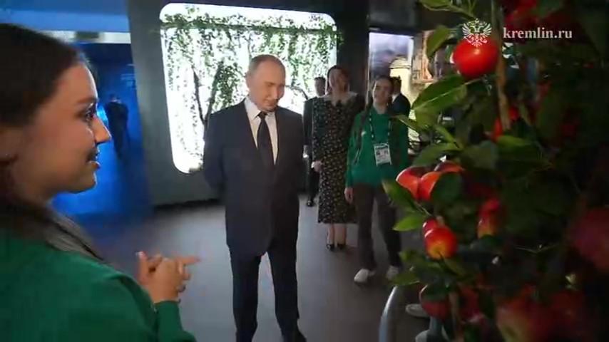 Жительница Ставрополья провела для Президента экскурсию по стенду Северного Кавказа
