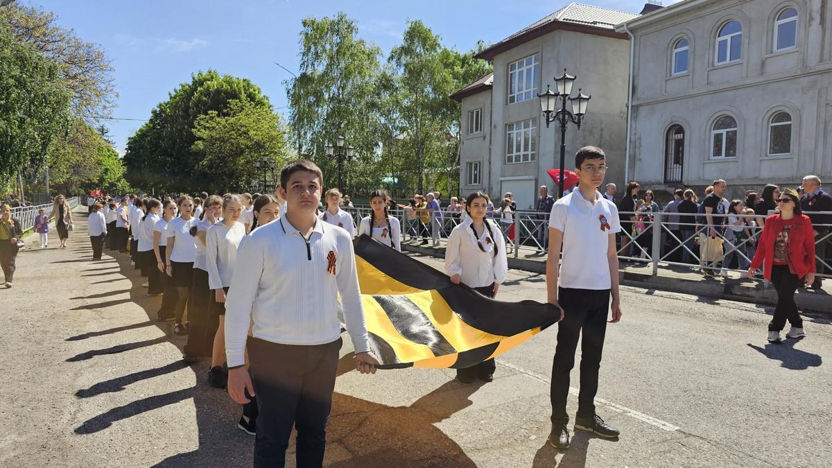 В День Победы в Предгорном округе пронесли 80-метровую Георгиевскую ленту