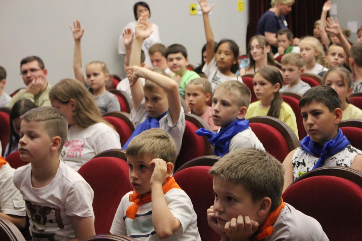 В Ставрополе полицейские пообщались с юными зрителями театра кукол