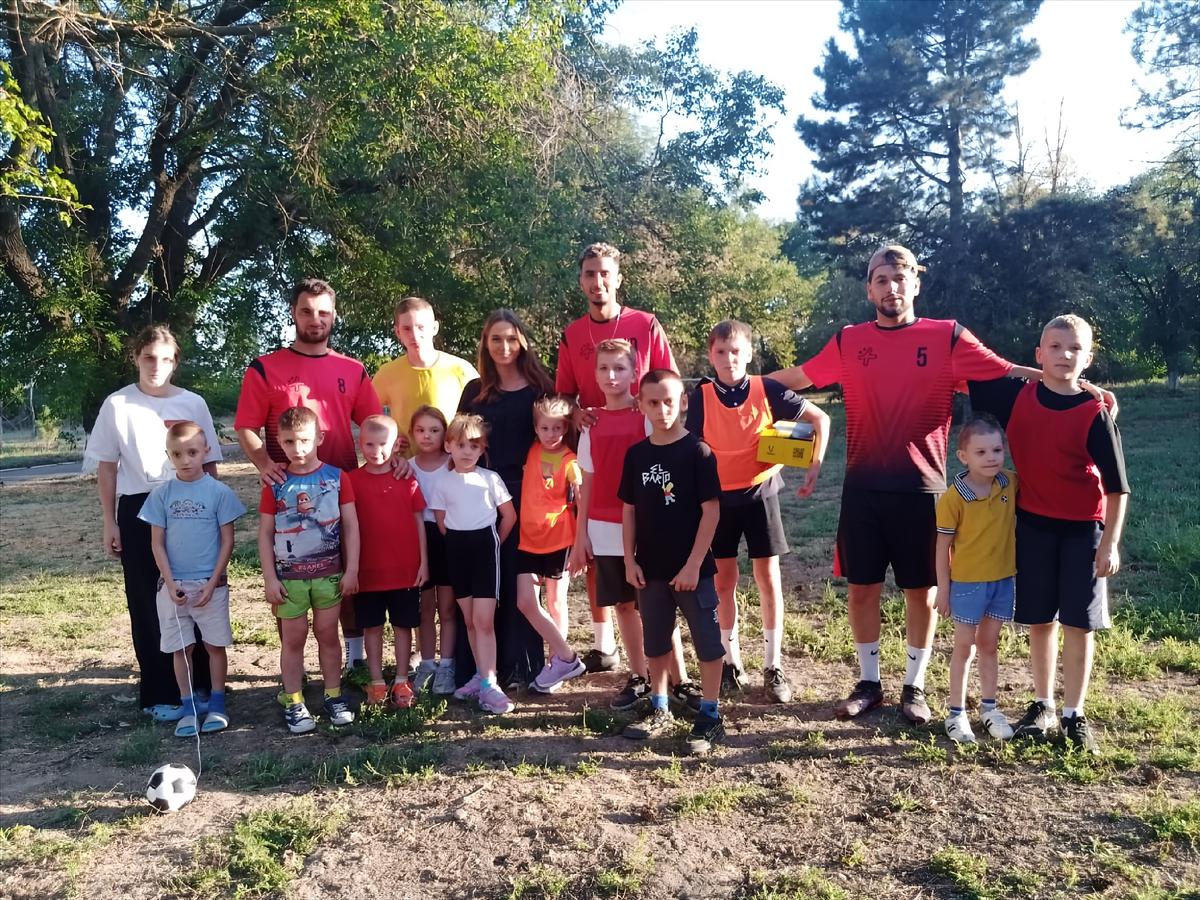 На Ставрополье футболисты и волонтёры посетили детский дом накануне Дня знаний