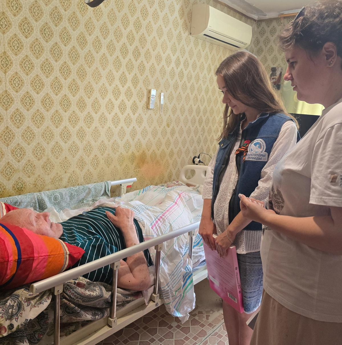 В Ставрополе «Волонтёры Победы» поздравили ветерана со столетием