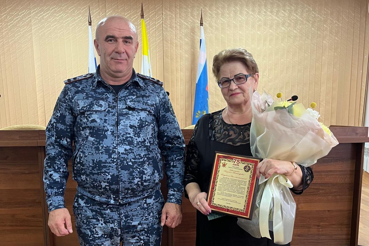 На Ставрополье ветерана исправительной системы поздравили с юбилеем