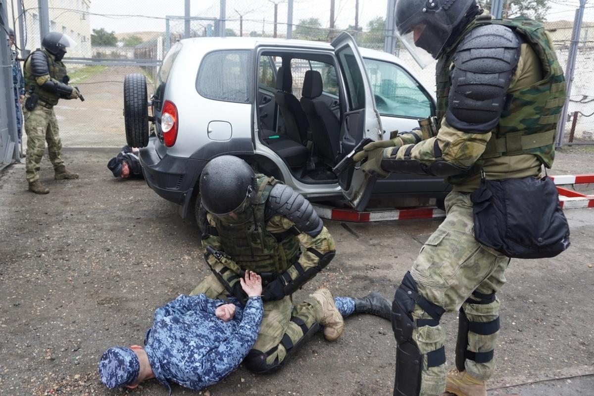 Сотрудники УФСИН на Ставрополье отработали навыки действий при беспорядках