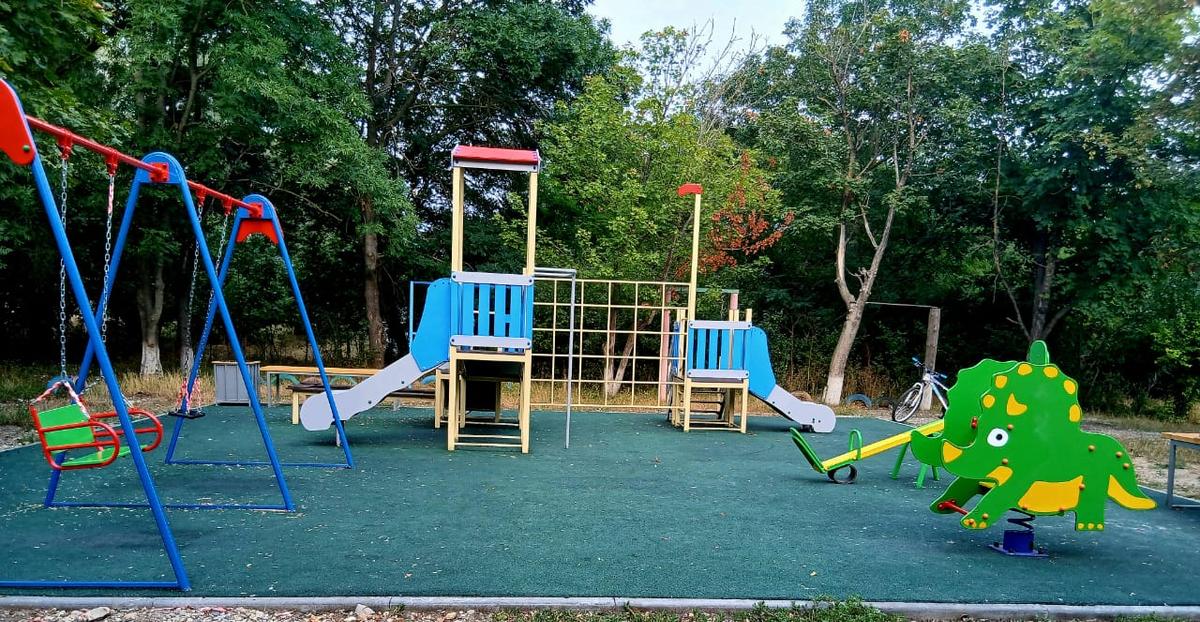 В хуторе Верхнеегорлыкском на Ставрополье появилась современная детская площадка
