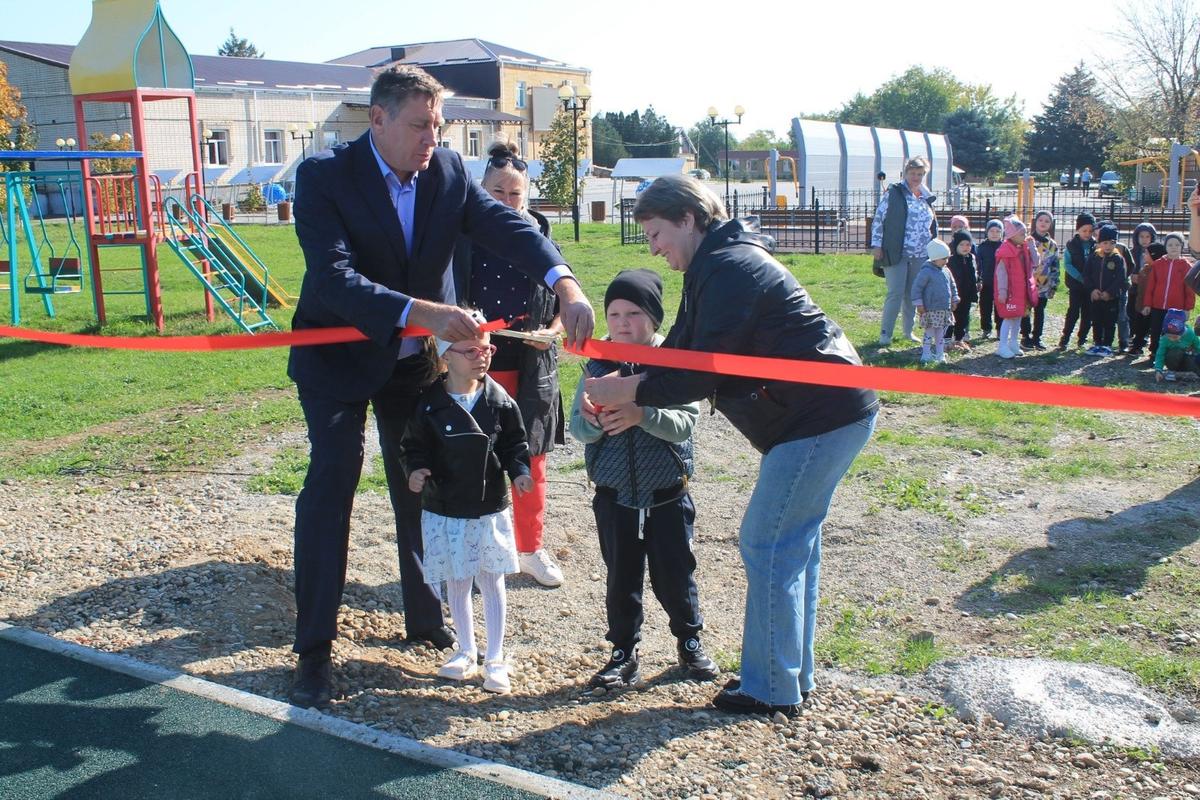 В станице Изобильненского округа создали детскую площадку