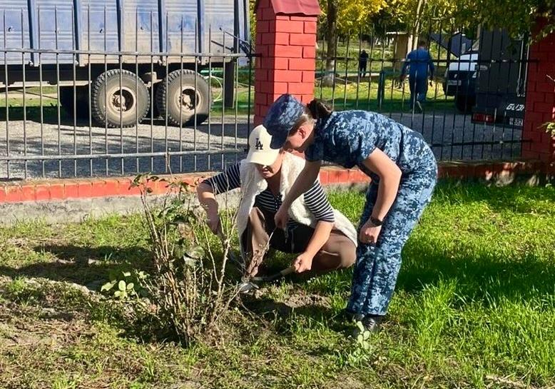 Сотрудники колонии на Ставрополье организовали осенний субботник
