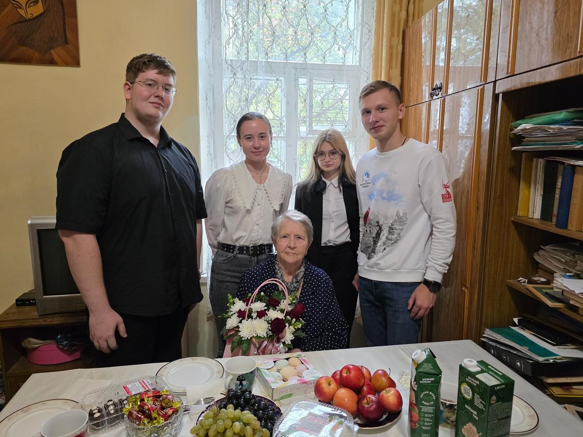 В Пятигорске молодежь поздравила с днем рождения ветерана труда